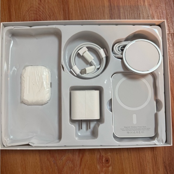 IPhone Accessories Gift Box - Picture 3 of 11